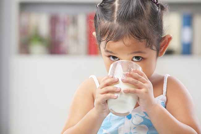 Jangan Biarkan Anak Terlalu Banyak Minum Susu, Ini Bahaya Dan Resikonya!