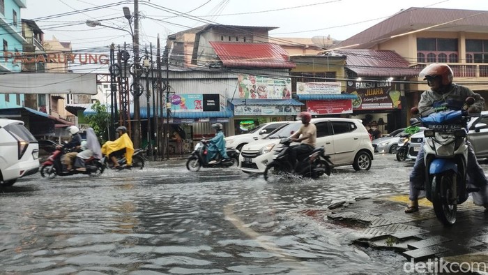 Diguyur Hujan Deras, Sejumlah Ruas Jalan di Kota Medan Banjir!